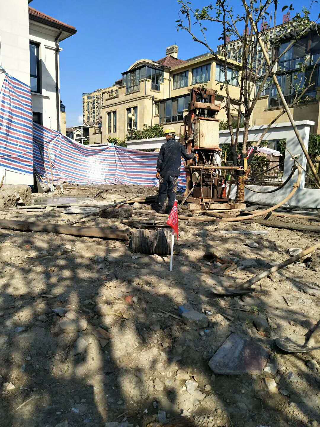 湖州日月新城中央世家別墅打井現(xiàn)場(chǎng)